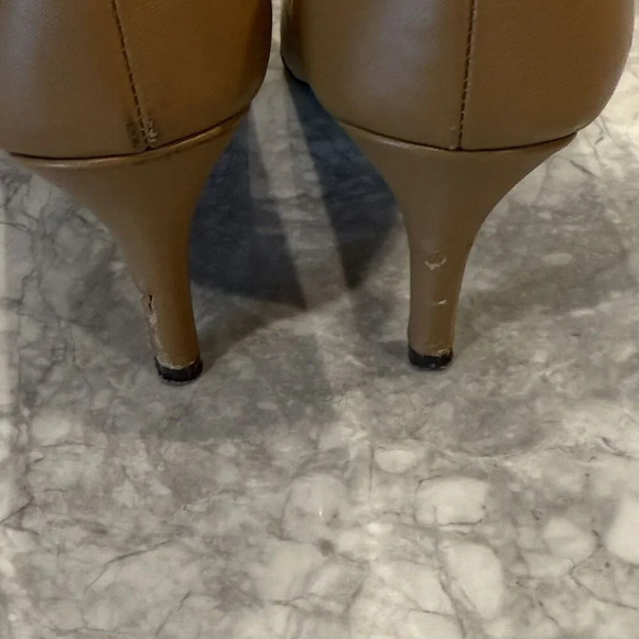 Lord + Taylor Womens Heels Beige Leather Rounded Toe Shoes Sz 6.5 - Picture 2 of 6
